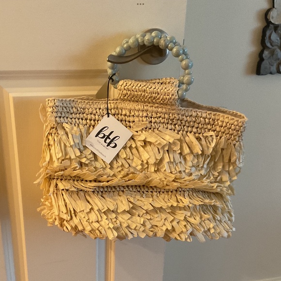 BTB Los Angeles Tote NWT - Picture 1 of 7